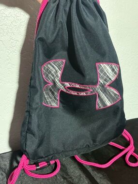 Under Armour Black and Pink Drawstring Sports Sack with runners clip